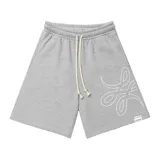 Bermuda gris de algodón con corte oversize y logo bordado en blanco en la pierna derecha.