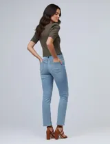 Top corto color verde militar, marca Tahari, confeccionado en símil gamuza. Tiene mangas cortas abullonadas, cuello redondo y cierre invisible en la espalda.