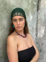 Collar corto con cuentas de coral, nácar teñido y cristales checos. Se cierra con cadena de acero quirúrgico y ganchito para regular el largo.