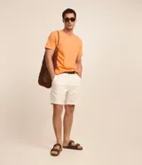 Remera de hombre color verde grisáceo, de manga corta y cuello redondo, confeccionada en algodón peruano.