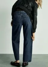 Pantalón de jean azul oscuro de corte slouchy, tiro alto y cinco bolsillos.