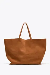Bolso tipo maxi shopper color marrón de ante, con doble asa de hombro y bolsillo interior con cremallera.