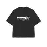 Remera negra de corte boxy fit con estampado blanco en la espalda con el logo "venefa" y la frase "where fear flips into style. street-born, future-bound.".