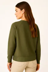 Buzo negro de cuello redondo y manga larga, con estampado frontal de la palabra "PARIS" en color lila con borde blanco.