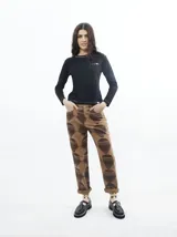 Jean de denim en color marrón con tiro alto, caída recta y diseño estampado de círculos.