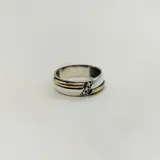 Anillo de plata con detalles en oro y circonias.