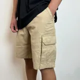 Bermuda cargo gris de gabardina con múltiples bolsillos.