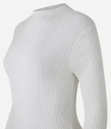 Blusa marrón de punto con cuello alto y manga larga.
