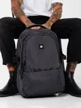 Mochila de lona e impermeable, con múltiples bolsillos, incluyendo uno trasero oculto y compartimento interior para notebook.