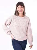 Buzo de tejido de punto color rosa melange, con cuello redondo y manga larga abullonada. El tejido está adornado con pequeños apliques brillantes distribuidos por todo el frente y hombros.