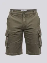 Bermuda cargo color verde militar, con dos bolsillos laterales, dos traseros y dos con solapa en las piernas. Aplique de badana.