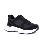 Championes negros con detalles en gamuza y suela chunky blanca.