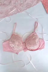 Soutien con aro, confeccionado en puntilla elastizada color rosa pálido con diseño floral. Posee forro interno para contención y breteles elásticos regulables.