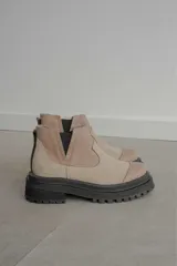 Botas Chelsea color marrón con paneles laterales elásticos y suela track.