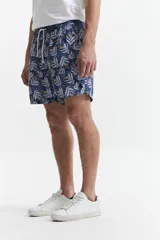 Short de baño estampado con cintura elástica, cordón ajustable, dos bolsillos laterales y uno trasero. Confeccionado en tela ligera de secado rápido y logo bordado.