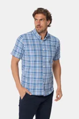 Camisa de manga corta con estampado a cuadros en tonos de azul y blanco.