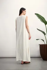 Vestido largo color verde militar, sin mangas y con costuras verticales a la vista.