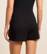 Mono corto strapless negro con estampado geométrico en blanco y bolsillos laterales.