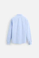 Camisa celeste a rayas verticales blancas, de corte recto, con cuello italiano abierto, manga larga con puños abotonados y cierre frontal con botones.
