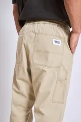 Pantalón de gabardina color beige, de corte recto y tiro medio.