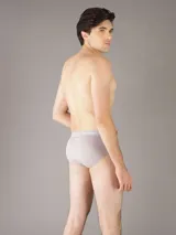 Pack de tres slips Calvin Klein de algodón stretch en color azul, celeste y beige, con cintura elástica con logo de la marca.