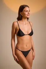 Colaless negro con laterales finos y detalle de argollas plateadas.