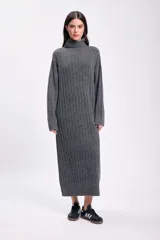 Vestido de punto canalé color gris, con cuello alto y corte midi.
