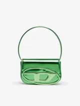 Bolso bandolera Diesel 1DR de cuero metalizado color verde, con asa corta y correa larga opcional. Presenta solapa con cierre magnético y logo ovalado "D" en relieve.