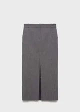 Falda midi gris a rayas verticales con abertura frontal.