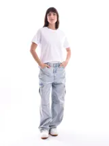 Remera negra de manga corta y cuello redondo, con corte holgado.