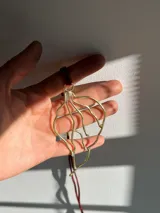 Collar de gamuza con dije en bronce en forma de hoja, hecho a mano.
