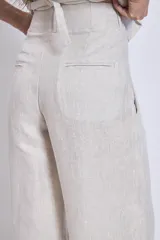 Pantalón de vestir de lino color beige, de corte palazzo y tiro alto.