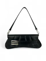 Cartera de cuero negra con asa de cuero y cadena plateada.