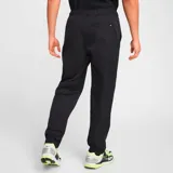 Pantalón negro de corte recto con cintura elástica y logo de Nike bordado en el muslo.