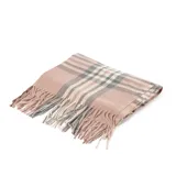 Bufanda rectangular con diseño a cuadros en tonos rosa, gris y blanco, con flecos en los extremos.