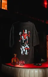 Remera negra con estampa de los personajes de la película Pulp Fiction.