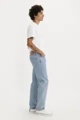 Pantalón de jean celeste de corte recto, tiro alto y botón en la bragueta.