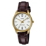 Reloj Casio con correa de cuero marrón, caja dorada y esfera blanca con agujas doradas y marcadores negros.