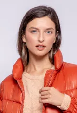 Campera puffer negra de diseño ochentoso, con mangas removibles que permite convertirla en chaleco.