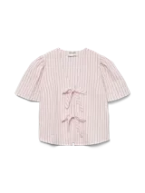 Camisa rosada a rayas verticales grises, con escote en V, mangas 3/4 voluminosas y cierre con lazo.