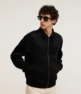 Campera marrón con cierre frontal, cuello inglés, bolsillos laterales y bajo con elástico. Presenta detalles de recortes en la parte superior. Marca Marfinno.