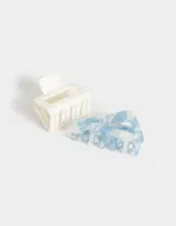 Set de dos broches para el pelo: uno rectangular color crema y otro triangular con diseño marmolado en tonos celeste y blanco.