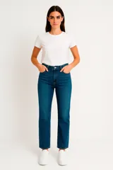 Pantalón de jean azul oscuro, tiro alto, de corte recto y largo hasta el tobillo.