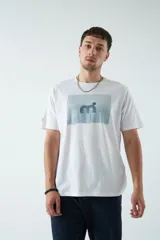 Remera color marrón con estampado rectangular con líneas horizontales y figura geométrica en el centro.