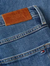 Jeans de corte recto Tommy Hilfiger de lavado medio con detalles de 5 bolsillos, cierre de botón con cremallera, detalles distintivos de Tommy Hilfiger y bandera de Tommy Hilfiger en el bolsillo trasero.