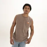 Musculosa marrón con efecto gastado, cuello redondo y logo estampado en el pecho.