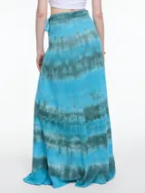 Falda larga cruzada de gasa con estampado batik en tonos celeste y gris.