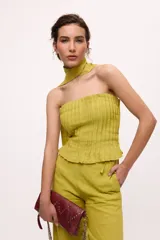 Top strapless azul con bufanda integrada, confeccionado en tejido texturizado.