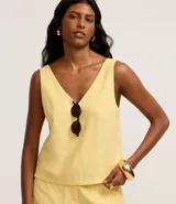 Musculosa color amarillo pálido confeccionada en viscosa, de corte recto y escote en V.