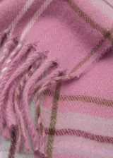 Bufanda rectangular con diseño de cuadros en tonos rosa, lila, marrón, blanco y verde. Terminación con flecos.